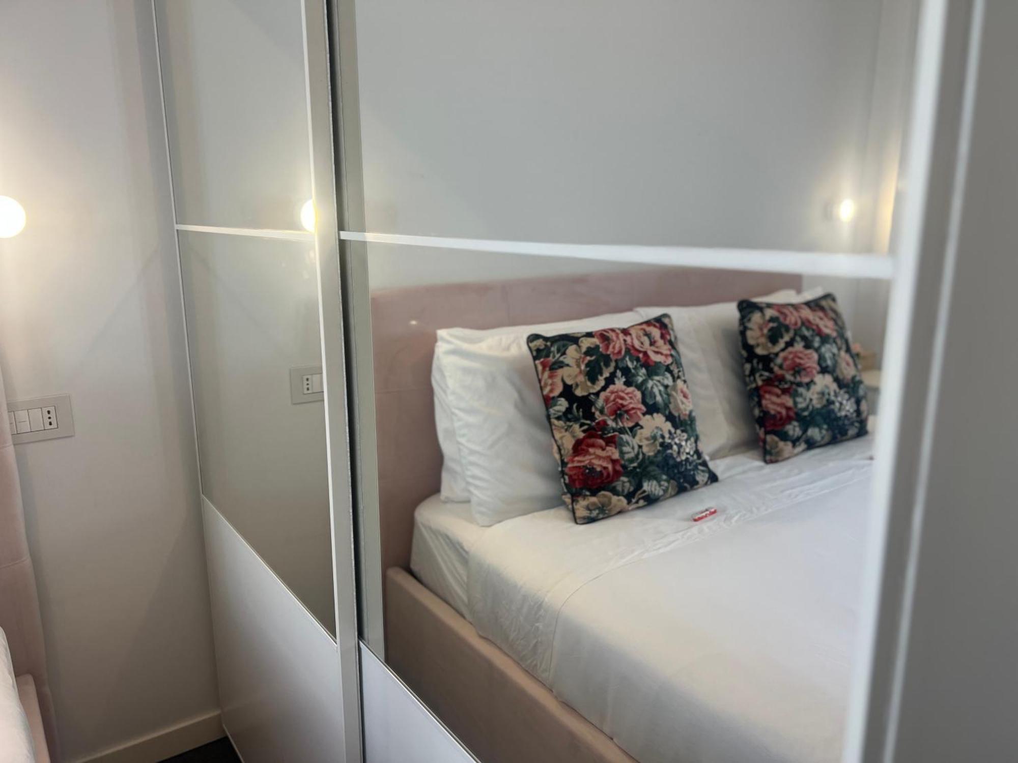 Regina Milano In Melegnano - Wifi, Breakfast Box And Terrace Apartamento Exterior foto